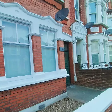4 Bedroom Ground Floor For Up To 7 Guests Apartment *