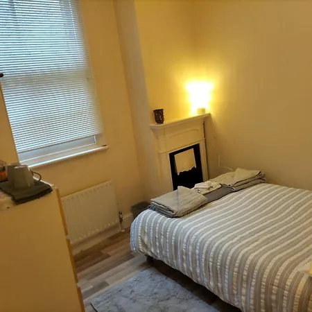 4 Bedroom Ground Floor For Up To 7 Guests Apartment *