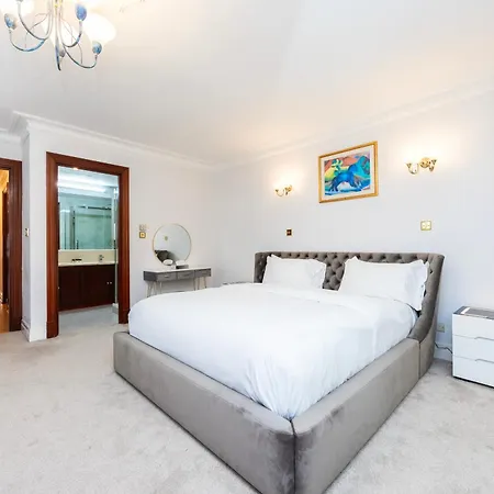 Carlton Court - Mayfair Apartahotel 5*