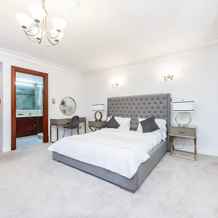 Carlton Court - Mayfair Apartahotel 5*