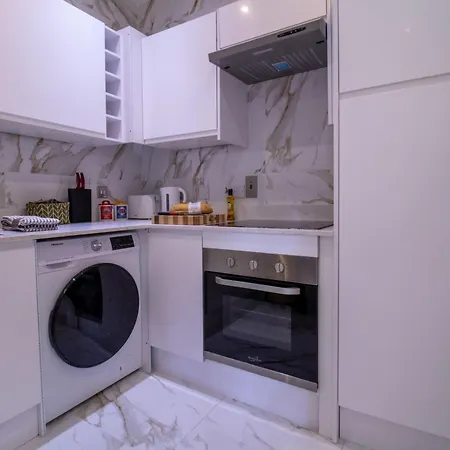 Elegant 3-bedroom On Oxford Street 2gc London
