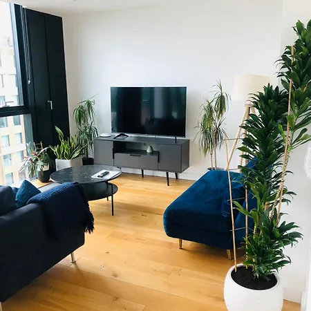 Luxury 2 Bedroom 20 Min From * London
