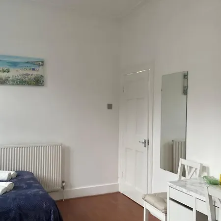 Private Bedrooms In Camden Town, Homestay London