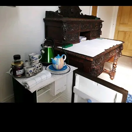 Homestay, Upmarket, Wimbledon & Southfields; Beside Tube; * London