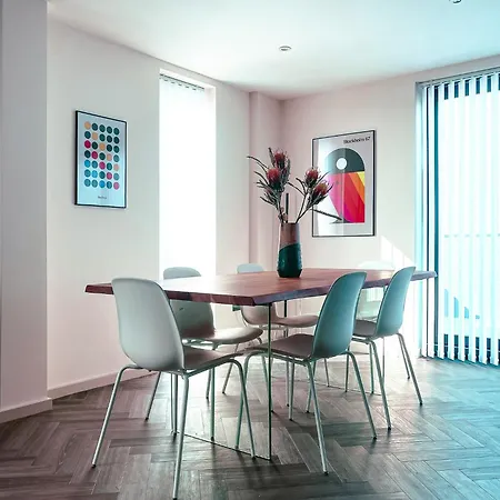 Apartment Luxe Penthouse Retreat: With Free Parking! *