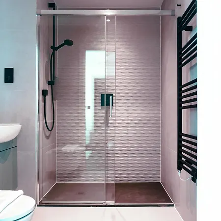 Apartment Luxe Penthouse Retreat: With Free Parking! Brentford