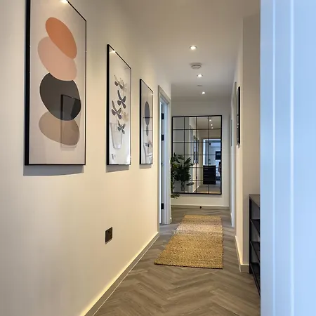 Apartment Luxe Penthouse Retreat: With Free Parking!