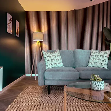 Luxe Penthouse Retreat: With Free Parking! Apartment Brentford