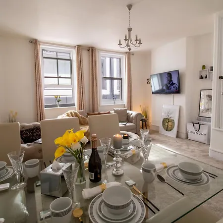 Mayfair Maisonette Chic Spacious 2-bed - 33a アパート *