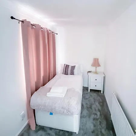 Spacious 3 Bed Family With Garden Apartment Hornchurch