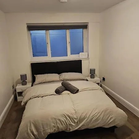Beautiful Garden Flat Near London