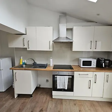 Apartment Beautiful Garden Flat Near