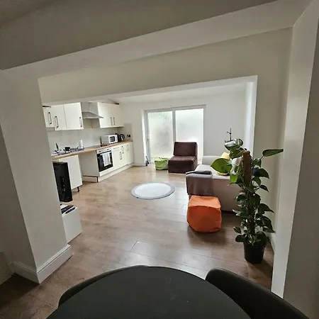 Apartment Beautiful Garden Flat Near