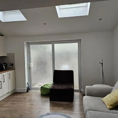 Beautiful Garden Flat Near London