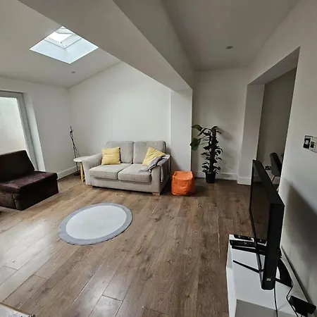 Apartment Beautiful Garden Flat Near *