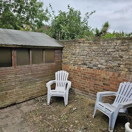 Beautiful Garden Flat Near Apartment London