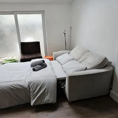 Apartment Beautiful Garden Flat Near