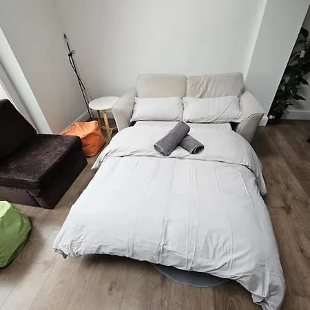 Beautiful Garden Flat Near Apartment *