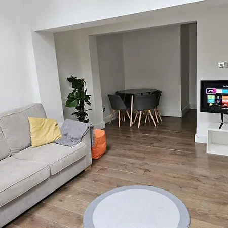 Beautiful Garden Flat Near *