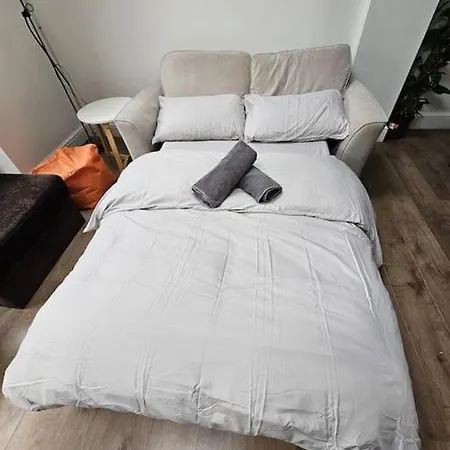 Beautiful Garden Flat Near * London