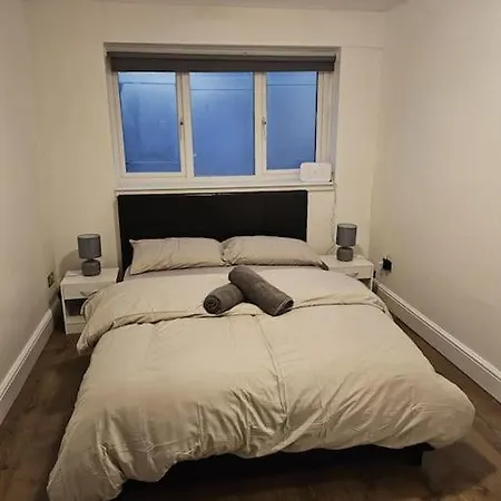 Beautiful Garden Flat Near Apartment London