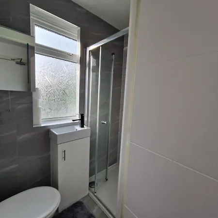 En-suite Mitcham Streatham Vale
