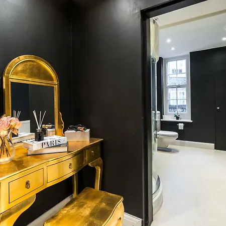 Buckinghampalace-belgravia-saintsjames-trafalgar Square-victoria London