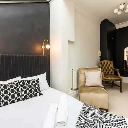 Buckinghampalace-belgravia-saintsjames-trafalgar Square-victoria * London