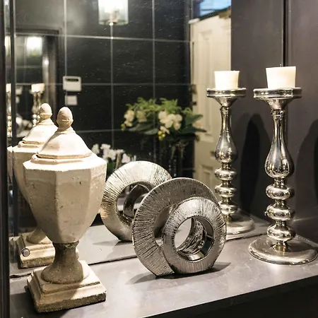 Buckinghampalace-belgravia-saintsjames-trafalgar Square-victoria Villa