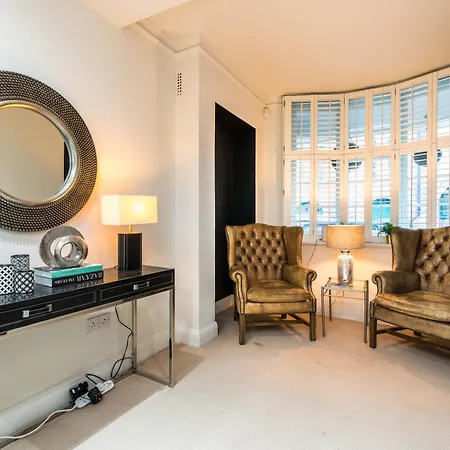 Buckinghampalace-belgravia-saintsjames-trafalgar Square-victoria * London