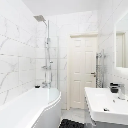 Newbury Retreat - Train - Airport - Table Tennis Apartment *