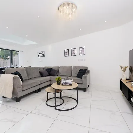 Newbury Retreat - Train - Airport - Table Tennis Apartment *