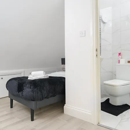 Newbury Retreat - Train - Airport - Table Tennis Apartment