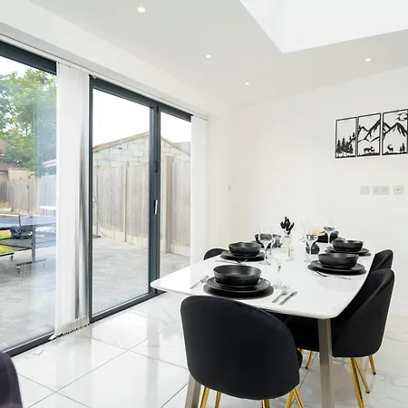 Newbury Retreat - Train - Airport - Table Tennis Apartment Ilford