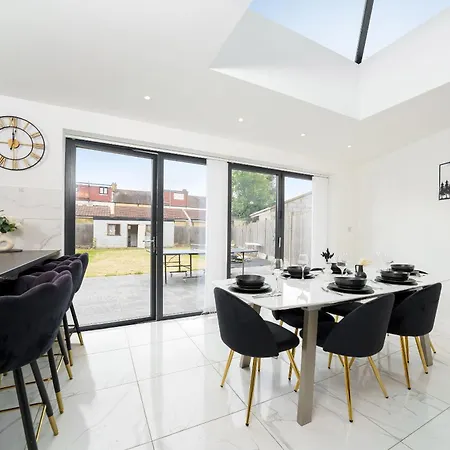 Newbury Retreat - Train - Airport - Table Tennis Apartment *