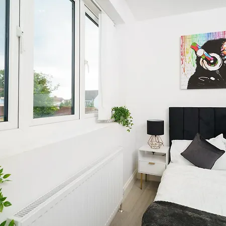 Newbury Retreat - Train - Airport - Table Tennis Apartment *