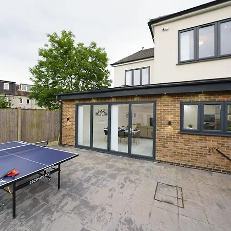 Newbury Retreat - Train - Airport - Table Tennis *