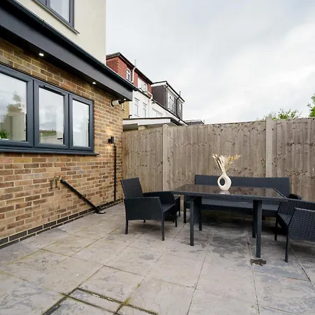Newbury Retreat - Train - Airport - Table Tennis Apartment