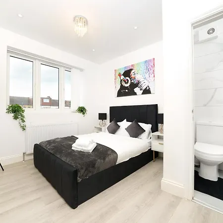 Newbury Retreat - Train - Airport - Table Tennis Apartment *