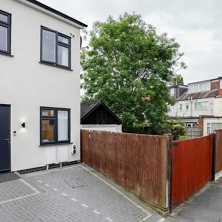 Newbury Retreat - Train - Airport - Table Tennis Apartment *