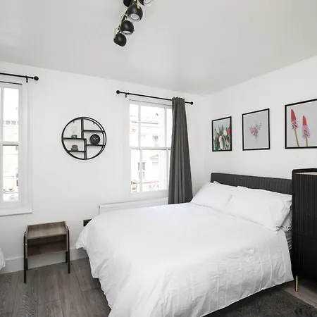 Camberwell - Stylish 4 Bed Apartment *