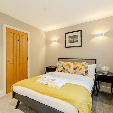 Fantastic Multilevel 3br, Vibrant Angel, 5min Tube Holiday home