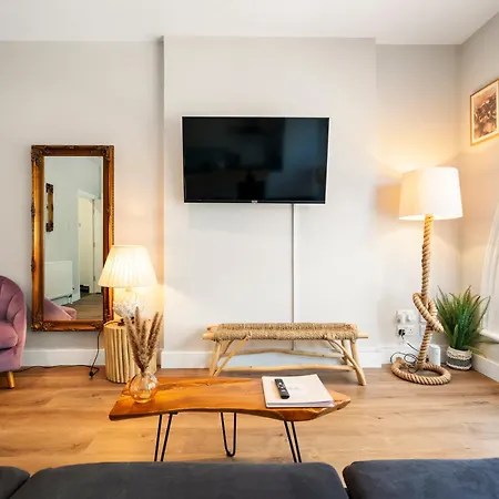 Comfortable In Shoreditch High Street Apartment London