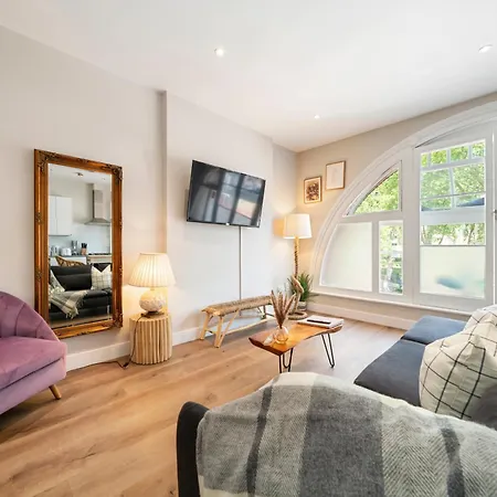 Comfortable In Shoreditch High Street Apartment London