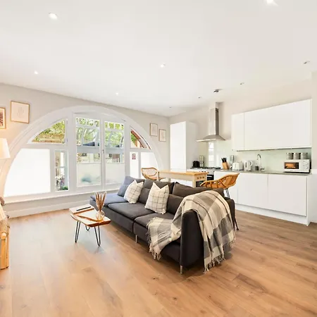 Comfortable In Shoreditch High Street Apartment