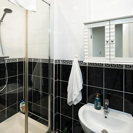 Stylish On The Kings Road Apartment London