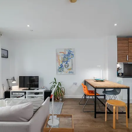 Apartment Guestready - Chic With Balcony In London