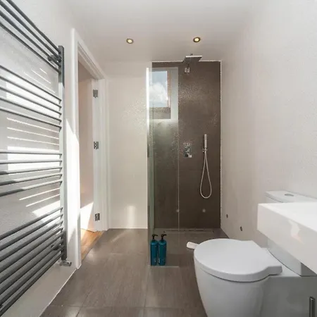 Stunning Spacious En-suite Flat - 6 Min To Trains -pass The Keys