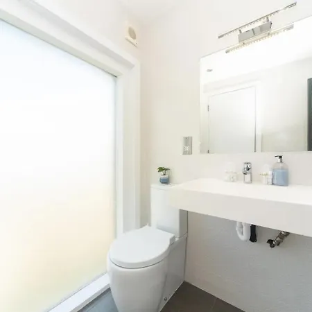 Apartment Stunning Spacious En-suite Flat - 6 Min To Trains -pass The Keys London
