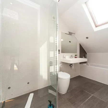 Stunning Spacious En-suite Flat - 6 Min To Trains -pass The Keys *